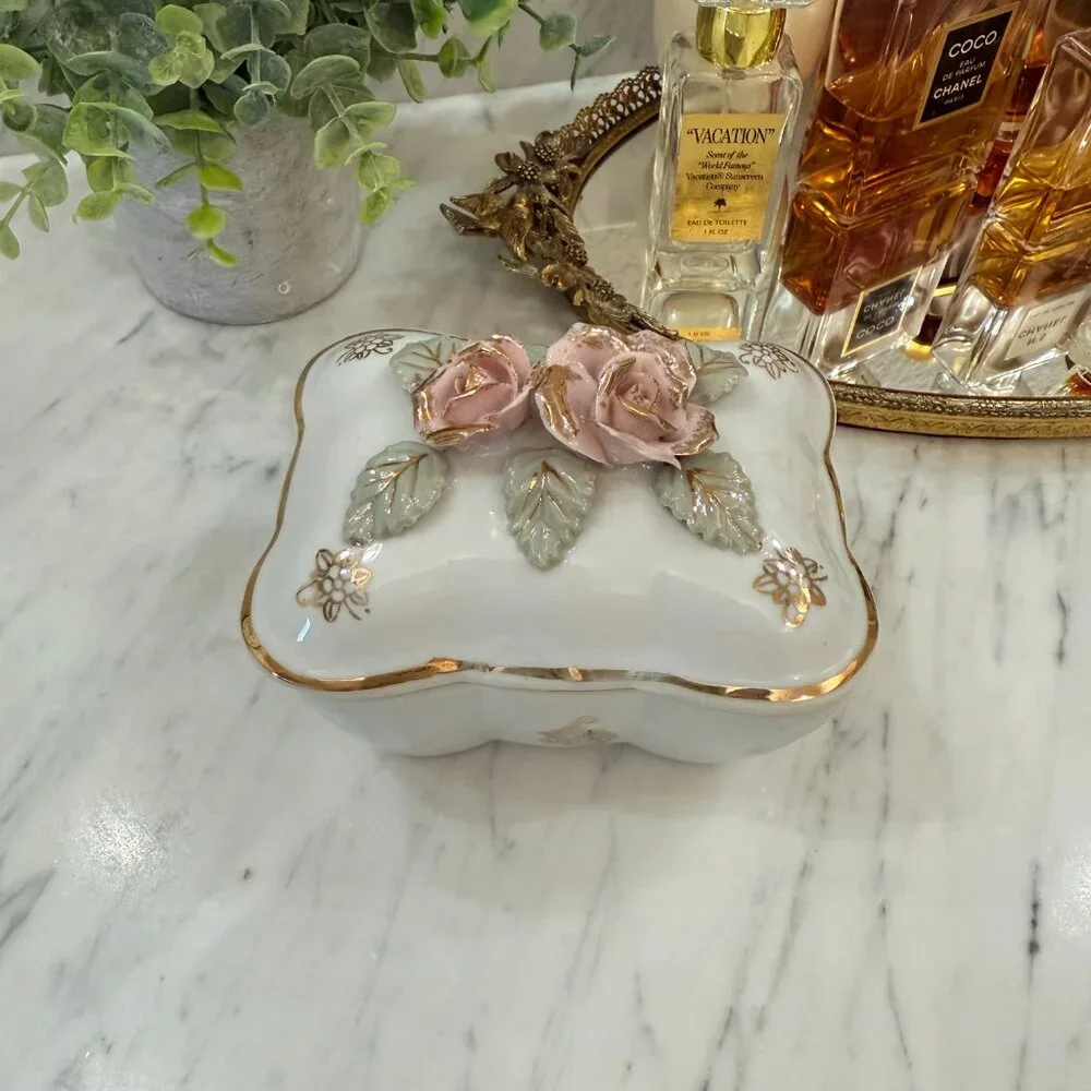Vintage Lipper Mann (L&M) Bond Ware Trinket Box, Porcelain with Roses &Gold - Picture 3 of 17